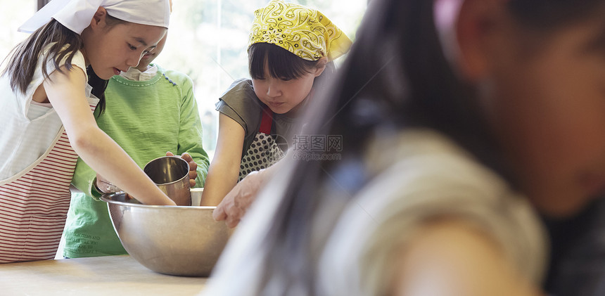 参加暑期社会烹饪课的学生图片