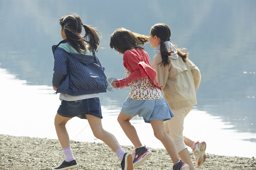 海滩上奔跑的小学生图片