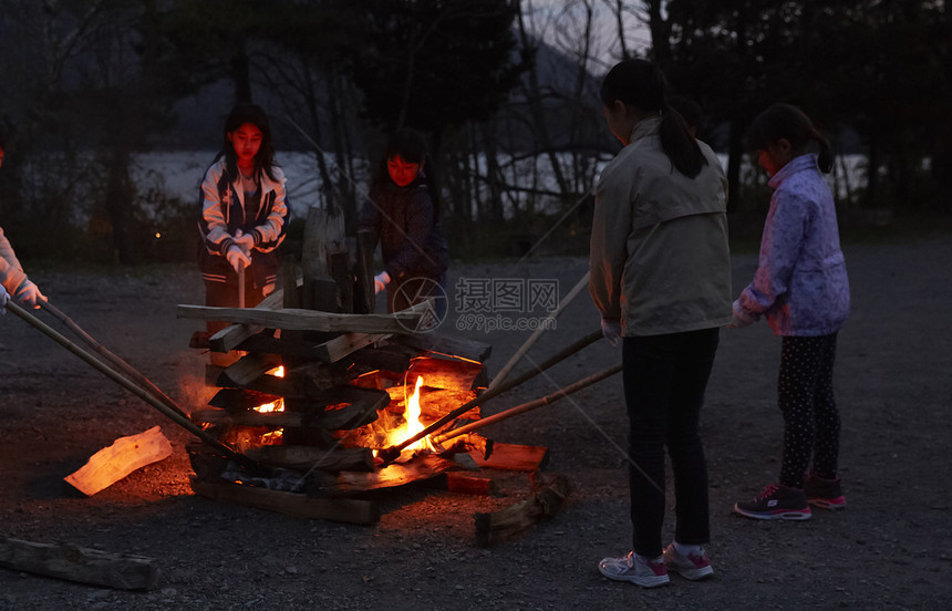 小学生在户外活动营地篝火图片