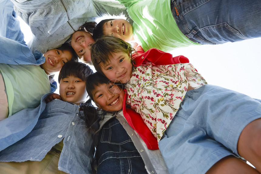 假期户外活动小学生围在一起图片