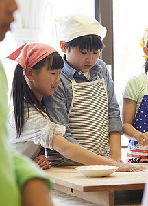 学校组织活动教小学生揉面团图片