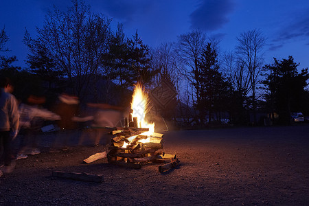 小学生学习在户外活动营地篝火高清图片