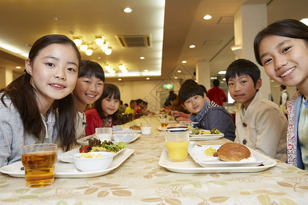 学校组织活动小学生吃饭图片
