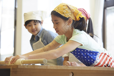 学校组织活动教小学生做面团高清图片