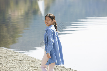 在湖边散步的小女生图片