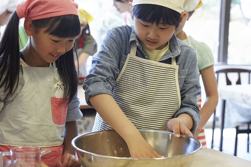 肖像全力以赴假期森林学校小学生做饭图片