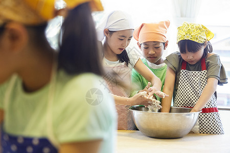 全力以赴严肃乌冬森林学校小学生做饭图片