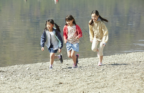 女孩们竞赛森林学校小学生玩图片