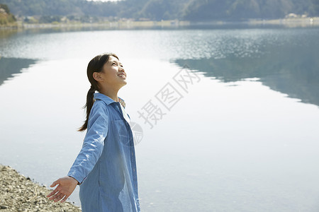 站在湖边开心的小姑娘图片