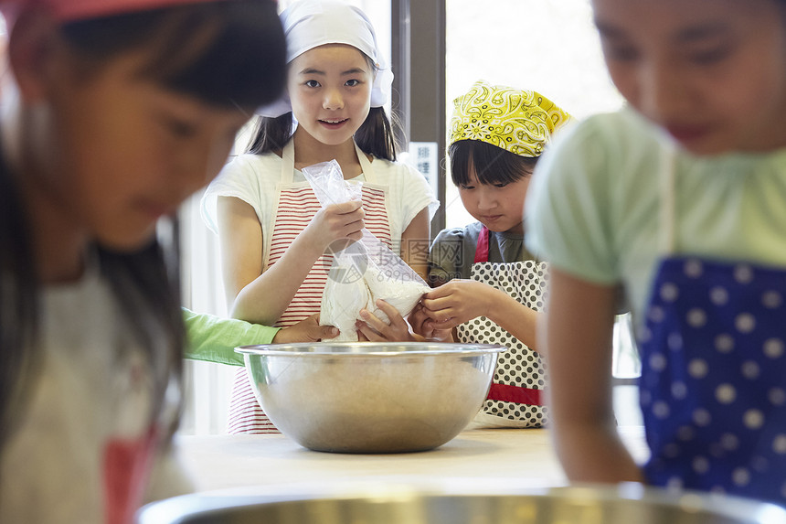 休假活跃盘森林学校小学生做饭图片