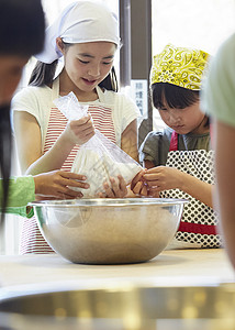 在森林里食物同学森林学校小学生做饭图片