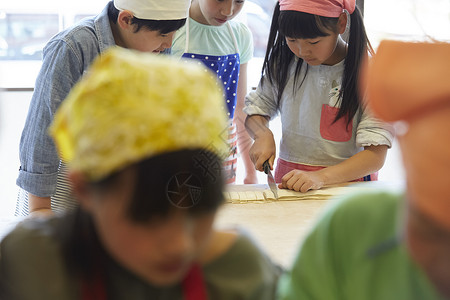 伙伴切碎的厨房刀森林学校小学生做饭图片