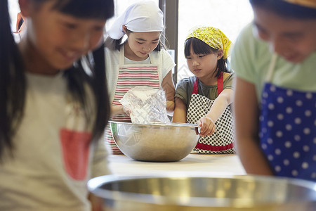 教训女孩烹饪森林学校小学生做饭高清图片