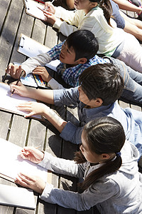 躺下俯视树林森林学校小学生图片