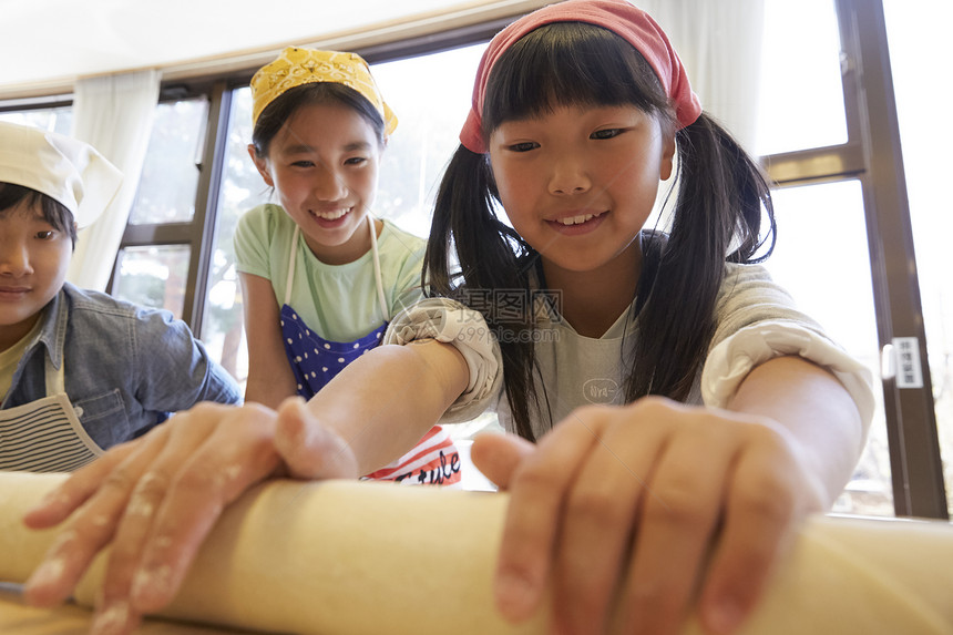 三人盘微笑森林学校小学生做饭图片