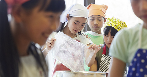 学校小学生做饭图片