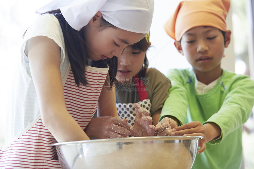 学校小学生们一起做饭图片