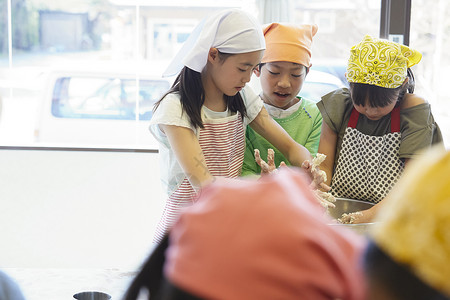 在做饭的小学生图片