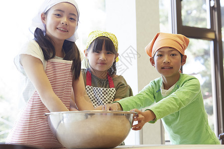 学校小学生一起做饭图片