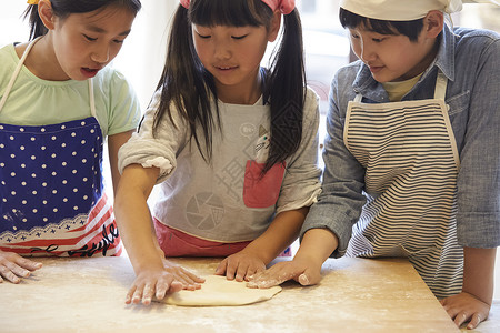 动手学习度假营地森林学校小学生做饭图片