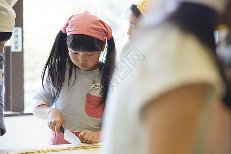 学校里学习做饭的小学生图片