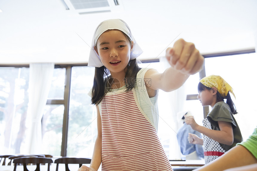 学校里学习做饭的小学生图片