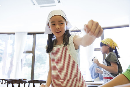 学校里学习做饭的小学生图片