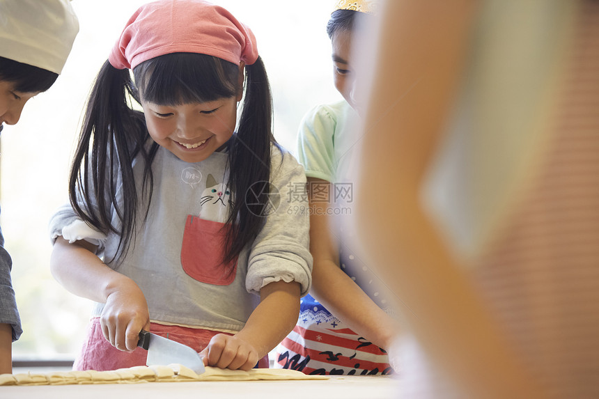 学校里学习做饭的小学生图片