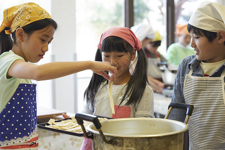 老师教小学生学做饭图片