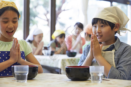 名品老师教小学生学做饭背景