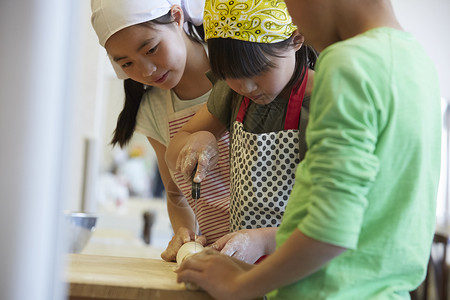 在学校学做饭的小学生图片