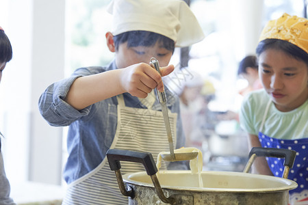 在学校学做饭的小学生图片