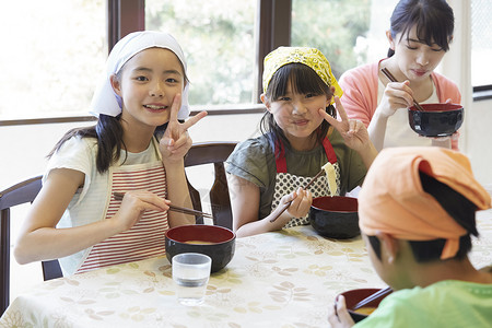 小学生在跟镜头比耶图片