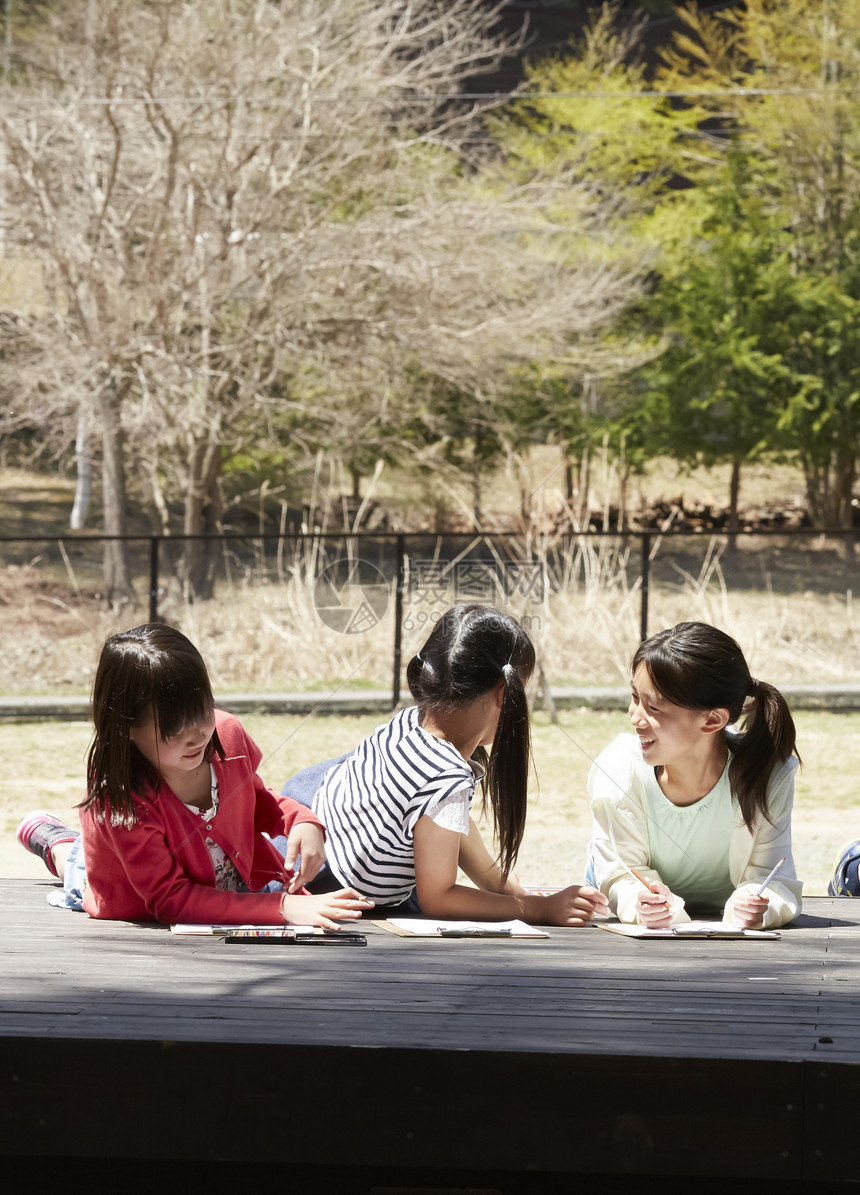 小学生在公园里写生图片