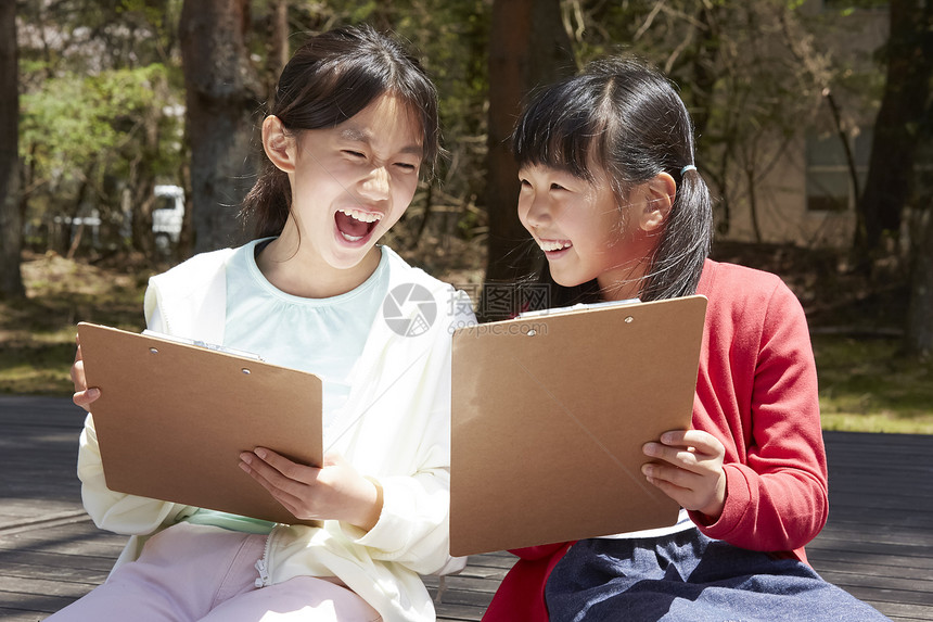 小学生在公园里写生图片