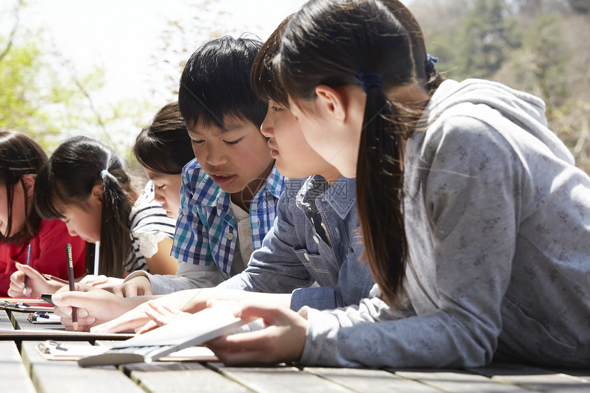 小学生在公园里写生图片