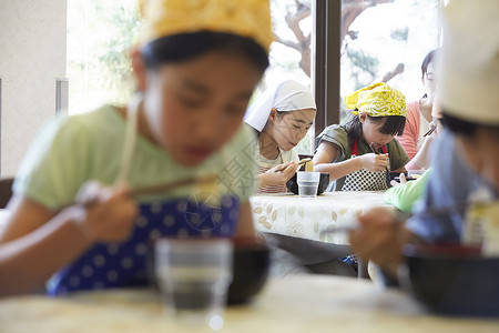 小学生在吃自己做的面图片