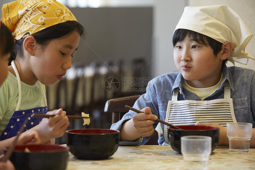 小学生在吃自己做的面图片