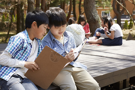 小学生在公园里写生图片