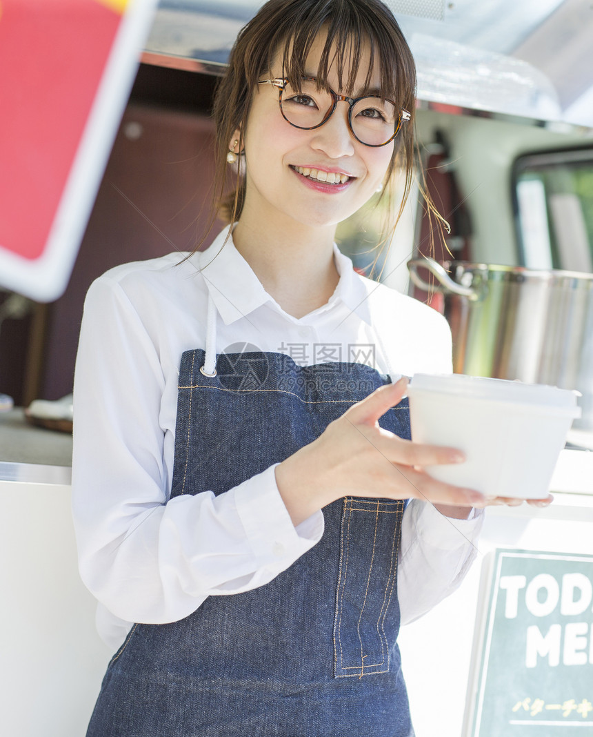 在餐车上工作的女子图片