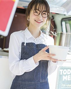 在餐车上工作的女子图片