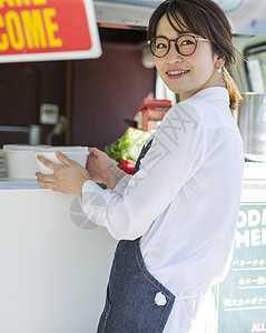 餐车里工作的年轻女性图片