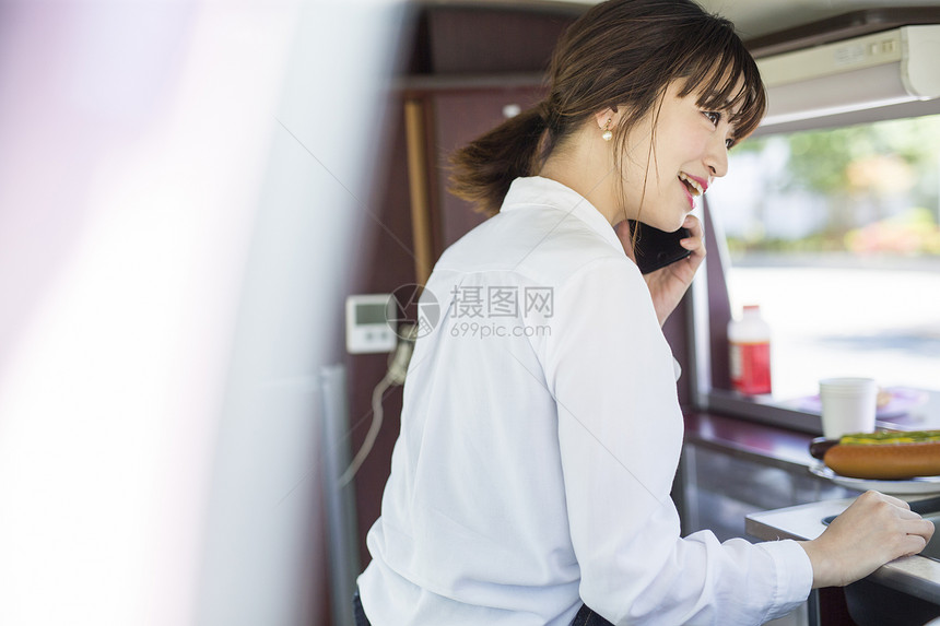 餐车里接电话的年轻女性图片