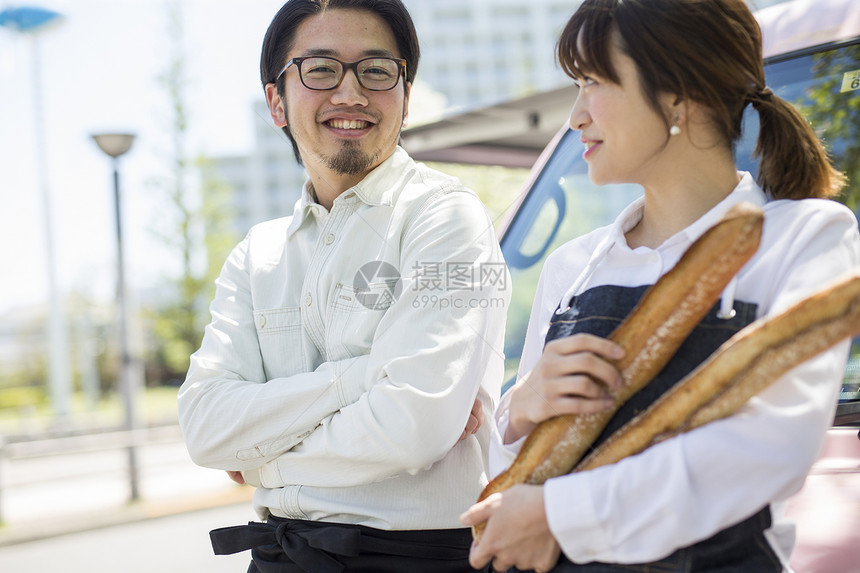 靠在餐车上的青年男女图片