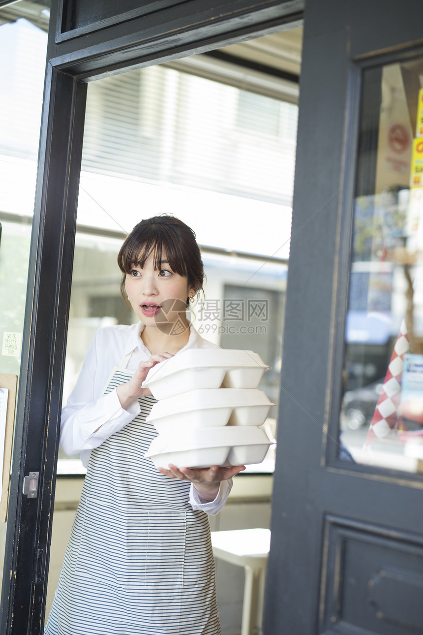 拿着餐盒的年轻女性图片