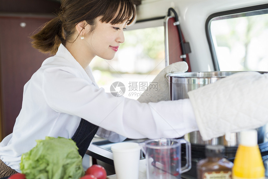 餐车里做饭料理的女人图片