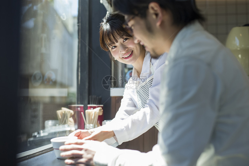 咖啡店女职员咨询对话图片