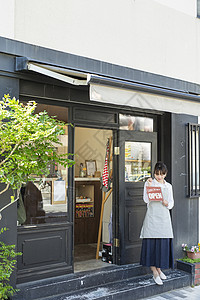 咖啡店门口的职员背景图片