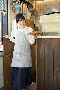 咖啡店女职员新鲜出炉的面包高清图片