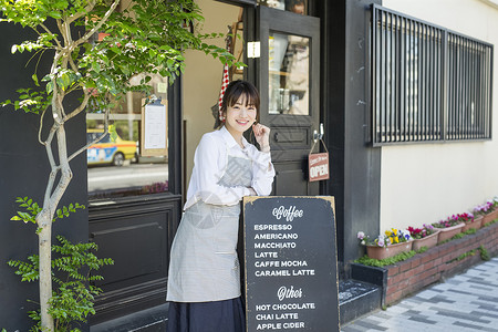 咖啡店女职员站在店门口图片